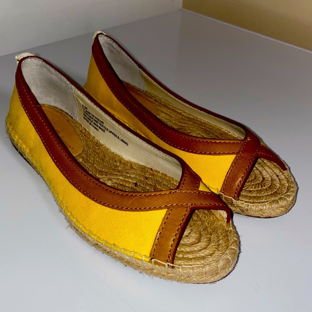 Tommy Bahama Flats